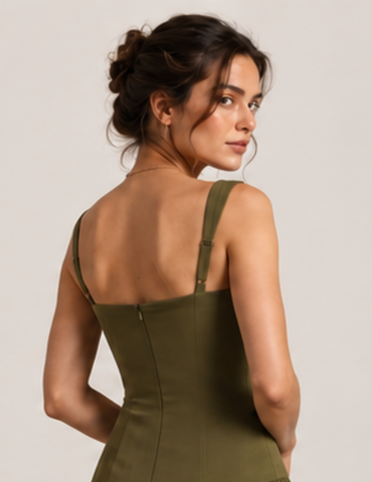 Close-up of the back of the ELYSIA 
dress showing the square back 
neckline, shoulder straps and 
center-back invisible zipper.
